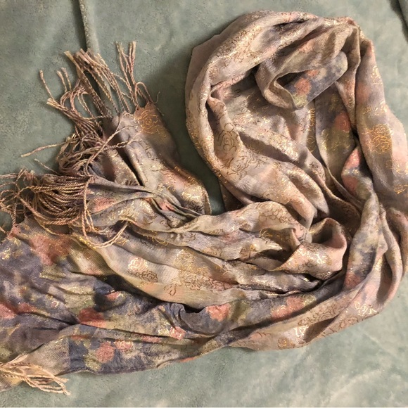 Shiny sheer tasseled classic scarf - Picture 7 of 11